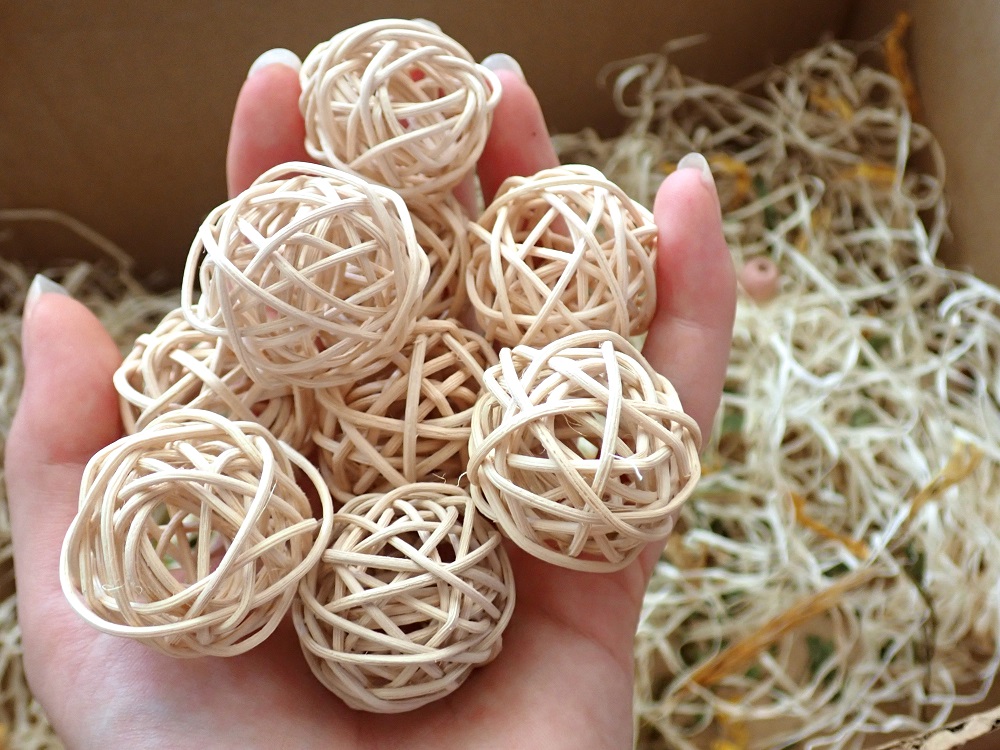 Small rattan balls for parrots.